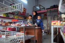 Oum Moustapha, une veuve irakienne de 27 ans, dans son épicerie à Mossoul le 28 novembre 2018. Par défi ou besoin, de plus en plus d'Irakiennes lancent leur propre affaire à Mossoul.