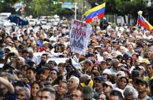 Un militant anti-gouvernemental appelle au départ de Maduro lors d'une réunion à Caracas, le 11 janvier 2019
