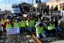 Des "gilets jaunes" bloquent les voies en gare de Béziers, le 19 janvier 2019