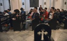 De jeunes Cubains qui vont participer aux JMJ au Panama (22-27 janvier), lors d'une veillée dans une église de La Havane, le 11 janvier 2019