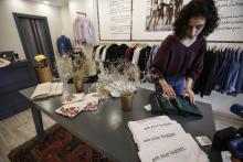 Des T-shirts de la ligne de vêtements lancée par Yasmeen Mjalli, dans la boutique de Ramallah le 19 décembre 2018