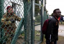 Un migrant quitte le centre d'accueil de Castelnuovo di Porto, près de Rome, après sa fermeture, le 23 janvier 2019