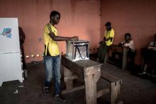 Un électeur dépose son bulletin dans l'urne dans un bureau de vote à Kinshasa, le 30 décembre 2018