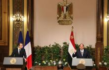 Le président égyptien Abdel Fattah al-Sisi (D) et son homologue français Emmanuel Macron (G) lors d'une conférence de presse conjointe le 28 janvier 2019 au Caire