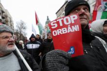 Manifestants à Budapest, le 5 janvier 2018, contre le Premier ministre national-conservateur Viktor Orban dans le cadre d'un mouvement déclenché en décembre par l'adoption d'une loi assouplissant le d