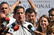 Le président du Parlement vénézuélien Juan Guaido s'adresse à ses partisans après avoir été brièvement détenu par les services de renseignement, le 13 janvier 2019 à Caraballeda (Venezuela)