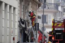Des pompiers sur les lieux d'une explosion qui s'est produite dans une boulangerie, le 12 janvier 2019 dans le 9e arrondissement de Paris
