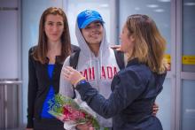 La jeune Saoudienne Rahaf Mohammed al-Qunun (au centre) accueillie à l'aéroport de Toronto, le samedi 12 janvier 2019, par la ministre canadienne des Affaires étrangères Chrystia Freeland (à droite)