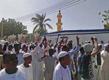Des Soudanais manifestent contre le régime d'Omar el-Béchir devant une mosquée à Omdourman, ville voisine de la capitale Khartoum, le 18 janvier 2019