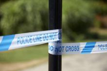 Deux hommes, dont un policier, et une femme ont été hospitalisés et recevaient des soins après avoir été blessés dans une attaque au couteau à Manchester