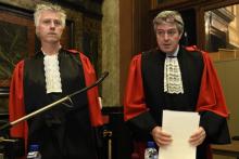 Les deux procureurs belges Yves Moreau et Bernard Michel (d), le 29 janvier 2019 au palais de justice de Bruxelles pendant le procès de Mehdi Nemmouche