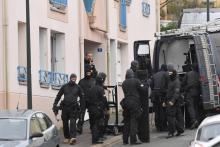 Des policiers du RAID devant le domicile du forcené qui s'était retranché chez lui à Orvault, près de Nantes, le 7 janvier 2019