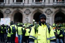 Un manifestant "gilet jaune" devant l'Opéra de Paris le 15 décembre 2018