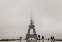 Le sommet de la tour Eiffel à Paris dans le brouillard le 11 janvier 2019