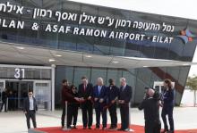 Le Premier ministre israélien Benjamin Netanyahu (C) et le ministre des Transports Israel Katz lors de l'inauguration du nouveau aéroport international Ramon le 21 janvier 2019 à Eilat en Israël