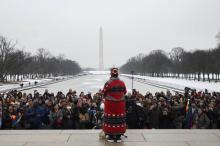 Une femme s'adresse aux personnes présentes pour la marche mondiale des "peuples indigènes", devant le mémorial Lincoln à Washington, le 18 janvier 2019