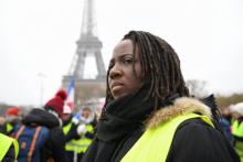 Priscillia Ludosky, l'une des initiatrices du mouvement des "gilets jaunes", devant la Tour Eiffel à Paris, pendant une manifestation des femmes "gilets jaunes", le 20 janvier 2019