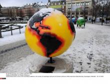Un globe terrestre montrant le réchauffement climatique. 