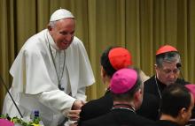 Le pape François salue un cardinal à l'ouverture d'un sommet inédit sur les agressions sexuelles au Vatican, le 21 février 2019