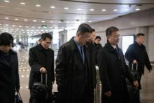 Kim Hyok Chol, l'émissaire nord-coréen pour les Etats-Unis (au centre), arrive à l'aéroport international de Pékin, le 19 février 2019