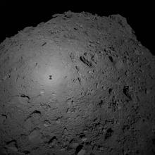 Photo envoyée par la sonde japonaise Hayabusa2 et transmise par l'agence japonaise d'exploration spatiale le 3 octore 2018 montre l'ombre de Hayabusa2 sur l'astéroïde Ryugu