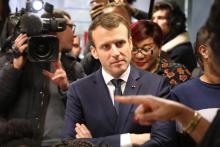 Le président Emmanuel Macron écoute des intervenants lors d'une visite à Evry-Courcouronnes, le 4 février 2019 dans le cadre du grand débat national