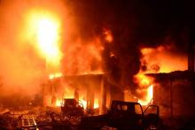 Flammes et fumées s'échappent d'immeubles à Dacca le 21 février 2019