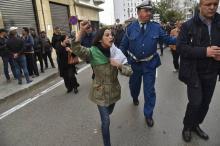 Un policier algérien tente de disperser une manifestation contre un éventuel 5e mandat du président algérien Abdelaziz Bouteflika à Alger, le 22 février 2019