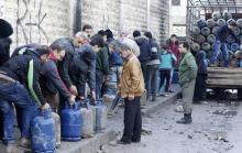Des Syriens font la gueue pour récupérer des bonbonnes de gaz dans le quartier de Salaheddine, à Alep (nord), le 11 février 2019