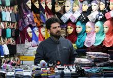 Un vendeur iranien dans sa boutique de vêtements, dans la ville sainte de Qom, à 130 km au sud de la capitale Téhéran, le 15 janvier 2019