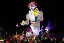 Un géant gonflable représenant Donald Trump grimé en clown tueur tenant une poupée à l'effigie d'Emmanuel Macron, le 16 février 2019 au carnaval de Nice.