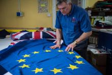 Andy Ormrod, directeur de l'atelier de fabrication de Flying Colours, vérifie un drapeau européen, le 7 février 2019 à Knaresborough, dans le nord de l'Angleterre