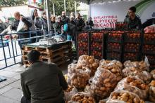 Des Stambouliotes font la queue pour acheter des légumes à un stand ouvert par les autorités municipales, dans le quartier de Besiktas le 12 février 2019
