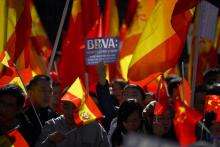 Des centaines de chinois manifestent devant une agence de la banque BBVA à Madrid, pour protester contre le blocage de leurs comptes bancaires, le 15 février 2019