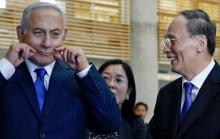 Le Premier ministre israélien Benjamin Netanyahu (G) et le vice-président chinois Wang Qishan (D), le 24 octobre 2018 lors d'un sommet israélien sur l'innovation, à Jérusalem