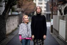 Elin McCready, devenu femme, et sa femme japonaise Midori depuis 19 ans, posent à Tokyo pour l'AFP le 6 février 2019