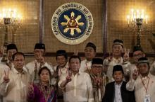 Le président philippin Rodrigo Duterte (au centre) intronise la nouvelle direction du gouvernement local de Bangsamoro, à Manille, le 22 février 2019.