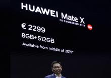 Richard Yu, directeur général de la branche grand public du groupe chinois Huawei présente le nouveau smartphone Mate X pliable au Mobile World Congress (MWC) de Barcelone, en Espagne, le 24 février 2