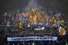 Les manifestants brandissent une bannière "L'autodetermination n'est pas un crime", lors d'une marche contre le procès de 12 dirigeants indépendantistes pour la tentative de sécession de la Catalogne,