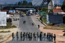 Des membres de la garde nationale vénézuélienne montent la garde à la frontière avec le Brésil, le 24 février 2019 à Pacaraima, dans l'Etat de Roraima