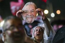 Une supportrice du Parti des travailleurs brandit une effigie de l'ancien président Lula lors d'un meeting à Rio de Janeiro le 14 septembre 2018