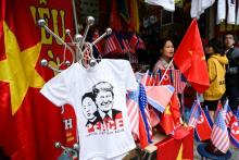 Vente à Hanoï de T-shirts à l'effigie du président américain Donald Trump et du dirigeant nord-coréen Kim Jon Un, le 27 février 2019