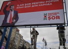 Installation d'une affiche de campagne du candidat Ilan Shor à Chisniau en Moldavie, le 13 février 2019