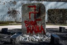 Des tags antisémites et l'inscription "shoa blabla" sur une stèle du jardin du souvenir dans le cimetière de Champagne-au-Mont-d'Or, près de Lyon, le 20 février 2019