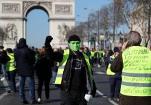 Un Gilet jaune lève le poing en manifestant sur les Champs-Elysées à Paris le 23 février 2019