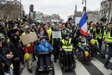 Des manifestants "gilets jaunes" défilent contre les violences policières à Paris, le 2 février 2019