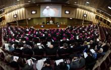 Le pape François parle avec des séminaristes à l'issue de son audience générale hebdomadaire, le 20 février 2019 au Vatican