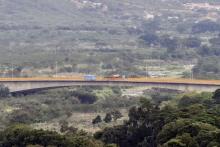 Vue aérienne du pont frontalier de Tienditas, bloqué par des conteneurs entreposés par les forces vénézuéliennes, le 11 février 2019 à Cucuta, en Colombie