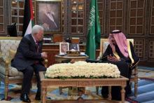Photo distribuée par le bureau de presse de l'Autorité palestinienne montrant le président palestinien Mahmoud Abbas et le roi Salmane d'Arabie saoudite, le 12 février 2019 à Ryad
