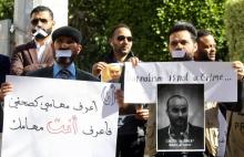 Tenant un portrait d'un de leur confrère assassiné sur le terrain, des journalistes libyens manifestent contre les violences à l'encontre des médias, à Tripoli, le 20 janvier 2019